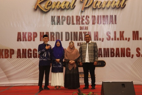 Walikota Dumai, Paisal didampingi istri foto bersama AKBP Hardi Dinata dan Istri pada acara kenal Pamit Kapolres Dumai, di Hotel Grand Zuri Dumai, Rabu malam (17/7/2025).