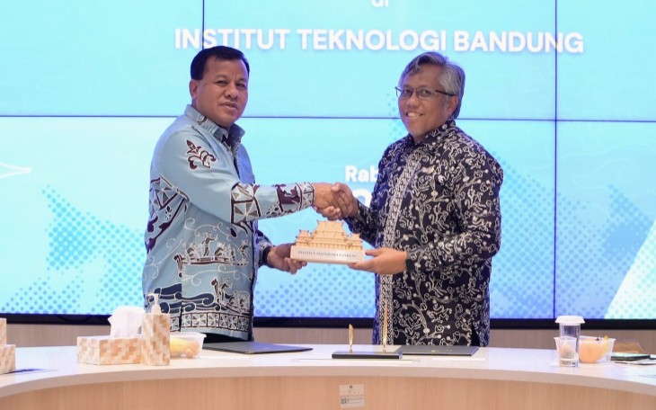 Penandatanganan MoU dilakukan langsung Bupati Kuansing, Suhardiman Amby bersama Rektor ITB, Prof Dr Tatacipta (foto/ultra)