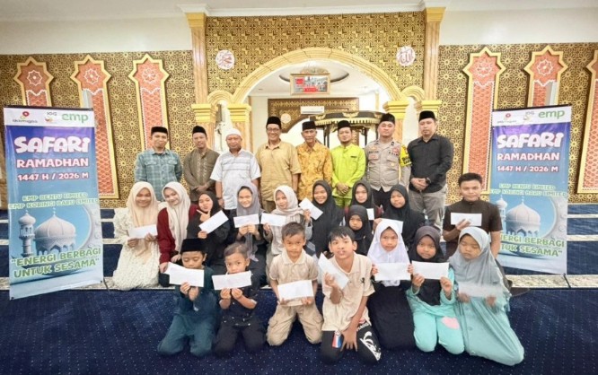 EMP Bentu - Korinci Baru Limited bersama pengurus masjid dan anak yatim saat melakukan Safari Ramadhan di Desa Lubuk Ogong, Bandar Sei Kijang, Pelalawan, beberapa waktu lalu (foto/ist)