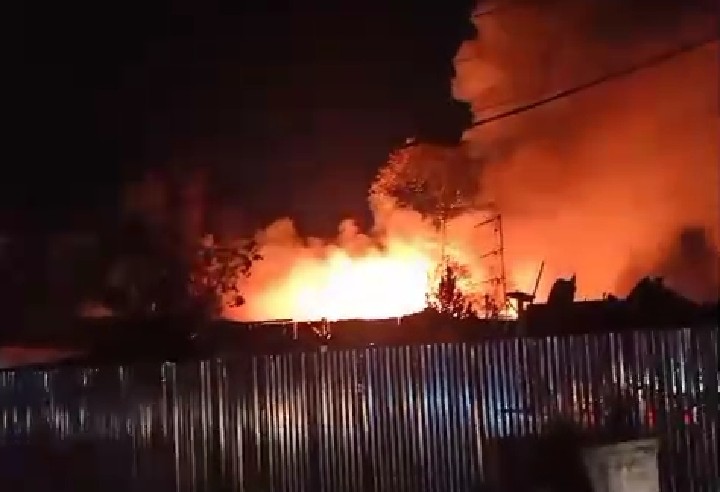 Satu rumah terbakar di Asrama Polisi Jalan Sisingamangaraja, Pekanbaru (foto/ist)