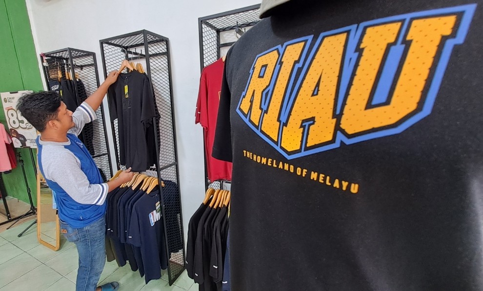 Al Azhari Refni pemilik Cakap PKU, brand kaos khas Pekanbaru (foto/riki)