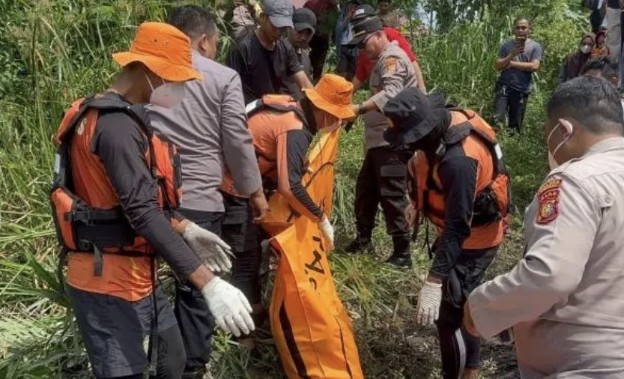 Mayat Mr X ditemukan mengapung di sungai dekat Taman Bukit Gelanggang Dumai (foto/klikMX)
