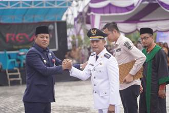 Plt Bupati Kuansing, Suhardiman Amby (kiri) melantik Camat Sentajo Raya (foto/Ultra)