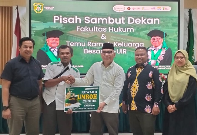 Tendik Sarwedi menerima reward umrah dari mantan Dekan Fakultas Hukum Assoc Prof Dr Musa, didamping Rosyidi Hamzah, Desi Apriani dan S. Parman, Rabu (3/9 2025).