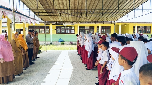 Briptu Rozali Irwan dari Polsek Batu Hampar memberikan edukasi ke siswa SDN 003 Bantaian Baru tentang hindari perundungan. (Foto: Afrizal)