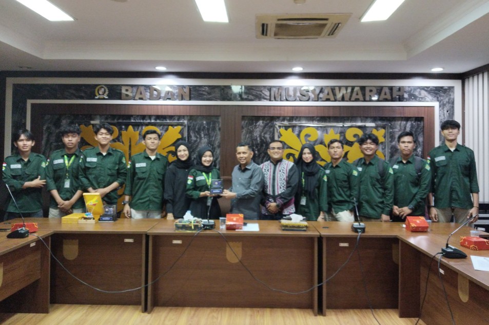 Mahasiswa Fisip Unri audiensi dengan Wakil Ketua DPRD Kota Pekanbaru, TAF (foto/Mimi)