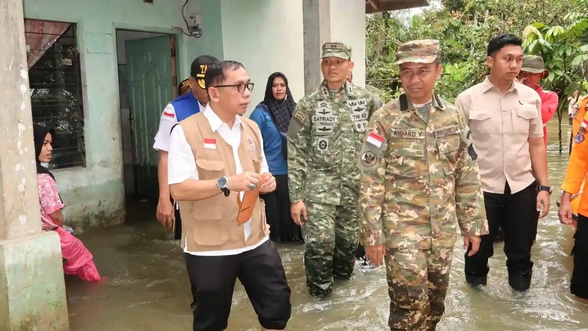 Bupati Kampar tinjau banjir Desa Silam Kecamatan Kuok, Kabupaten Kampar, Rabu (10/12/2025). Foto tribunpekanbaru 