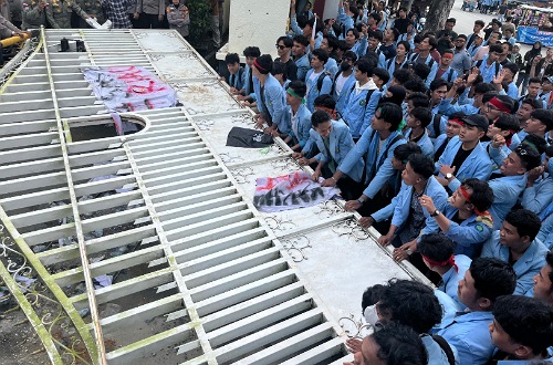 Ratusan mahasiswa BEM UNRI kembali menggelar aksi unjuk rasa di Kantor Gubernur Riau. (Foto: Sri Wahyuni)