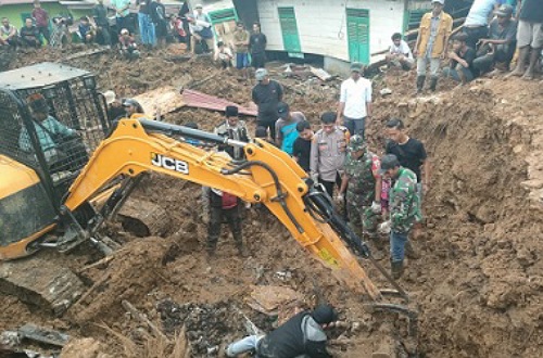 Tim Basarnas Pekanbaru ikut bantu pencarian korban bencana di Tapsel.(foto: int)