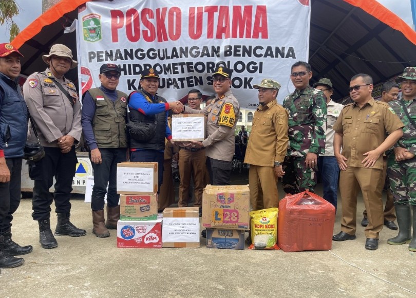 Bantuan Pemkab dan masyarakat Pelalawan tiba di Solok, Sumbar (foto/Andy)