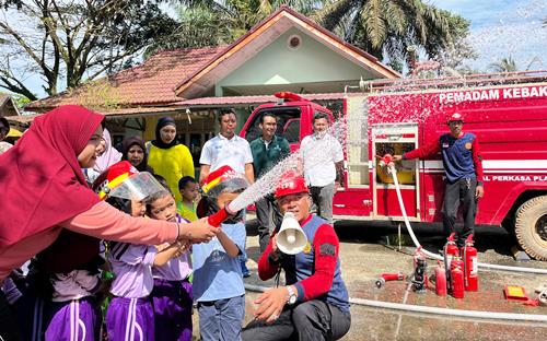 Kegiatan simulasi pemadaman kebakaran yang ditaja PT TPP Astra Agro diikuti ratusa anak PAUD di Inhu.(foto: istimewa)