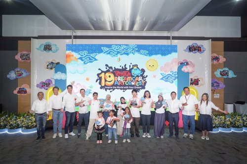 Jajaran direks PT TAM berfoto bersama para pemenang Toyota Dream Car Art Contest ke-19 usai seremoni penghargaan di Jakarta.(foto: istimewa)