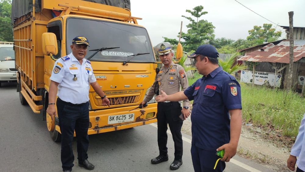 Truk bertonase besar yang masih nekat masuk kota ditilang Dishub Pekanbaru (foto/int)