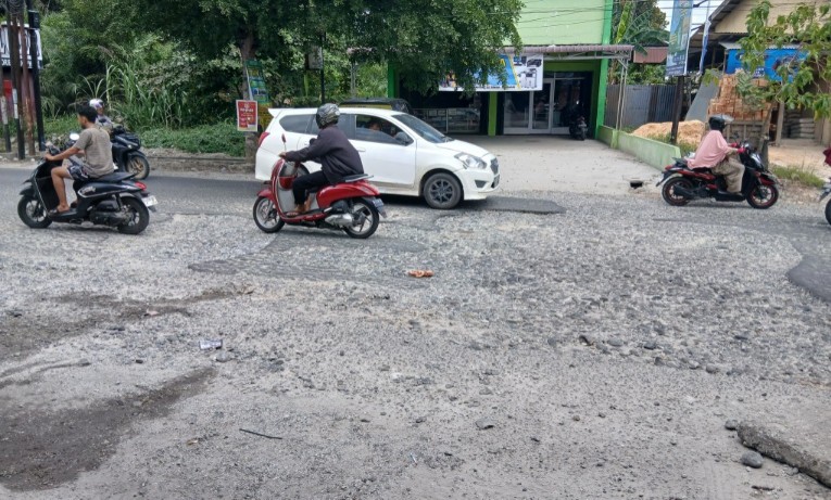 Jalan Suka Karya masih berlubang hingga kini (foto/Mg)