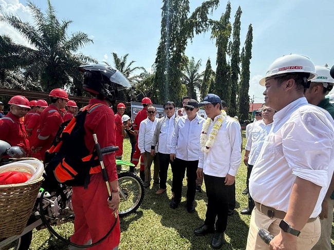 Menteri LH didampingi GAPKi Pusat dan manajemen PT Kimia Tirta Utama saat melihat kesiapaiagaan atasi Karhutla di Riau di operasional perkebunan sawit PT KTU di Kabupaten Siak. 
