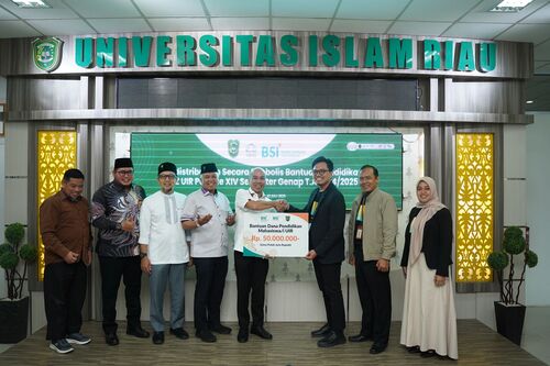 UPZ UIR menyalurkan bantuan biaya pendidikan ke mahasiswa yang membutuhkan. (Foto: Istimewa)