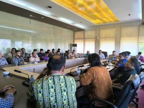 Bupati Pelalawan, Zukri menerima  audiensi dari warga Desa Kesuma, Bukit Kesuma. (Foto: Andy Indrayanto)