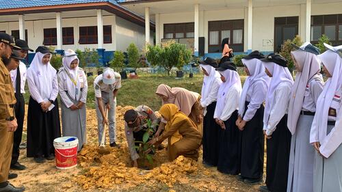 Polres Pelalawan melakukan sosialisasi Green Policing dan penanaman bibit pohon di SMA Bernas Binsus. (Foto: Andy Indrayanto)