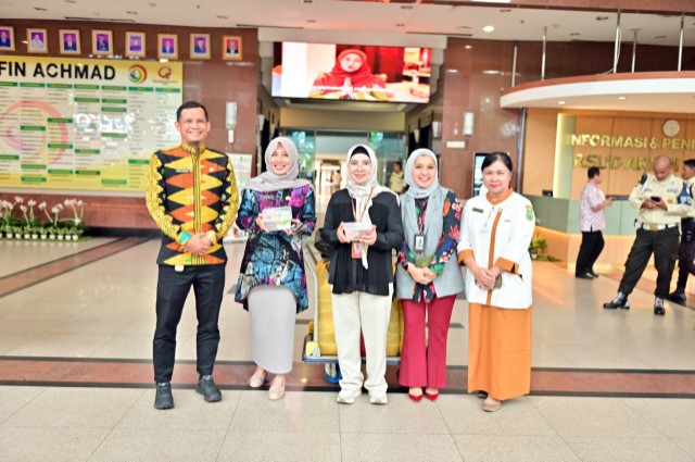 BRK Syariah berbagi takjil di hari pertama Ramadan untuk pasien dan penunggu Kelas III RSUD Arifin Achmad (foto/ist)