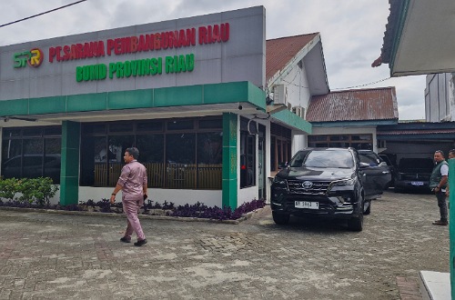 Kantor PT SPR sepi usai kegiatan RUPS-LB diskors selama 4 jam.(foto: fitri/halloriau.com)