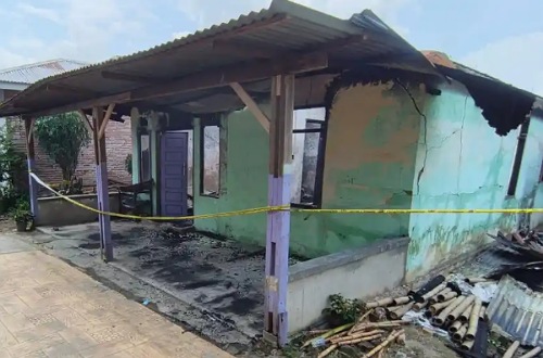 Satu petak rumah di Jalan Umban Sari, Rumbai, Pekanbaru hangus terbakar.(foto: tribunpekanbaru.com)