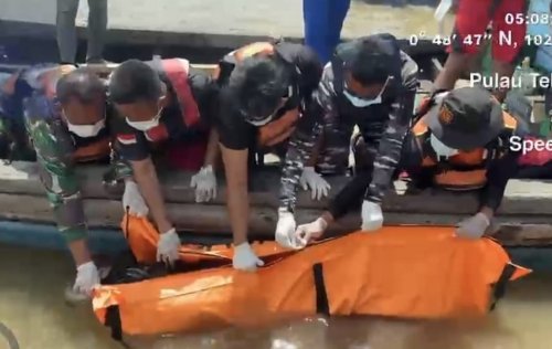 Proses evakuasi korban pompong tenggelam di perairan Desa Mengkikip, Meranti.(foto: mcr)