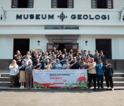 Foto bersama SKK Migas dan awak media di Museum Geologi.