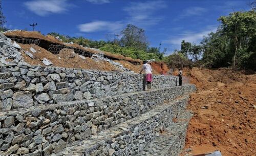 penanganan terhadap tiga titik longsor yang terjadi di ruas jalan Simpang Batu Bersurat-Candi Muara Takus, Kabupaten Kampar, Riau. (Foto: Media Center Riau)