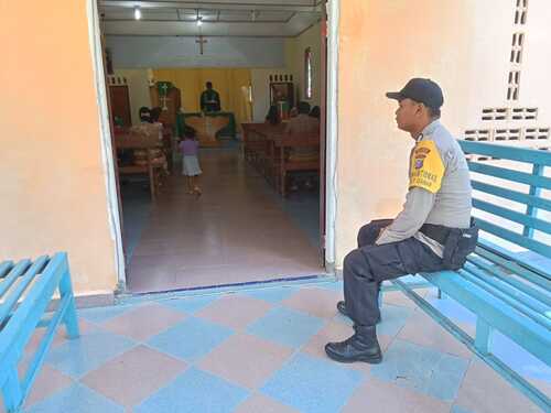 Personel Polsek Simpang Kanan melaksanakan patroli gereja. (Foto: Afrizal)