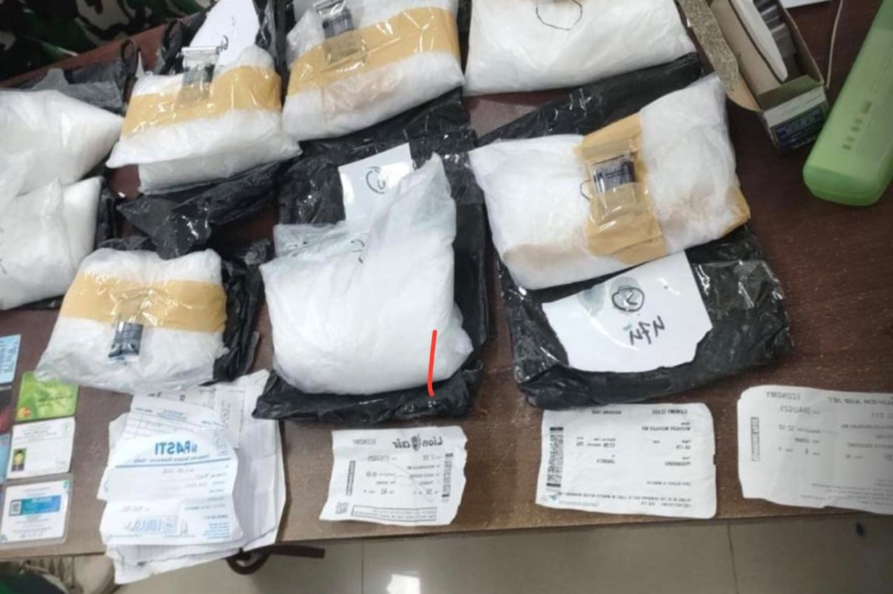 Avsec Bandara Pekanbaru dan Polda Riau tangkap kurir sabu 4,1 Kg tujuan Palu (foto/rri.pku)