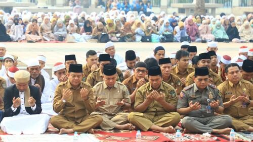 Ratusan jemaah di Kabupaten Rokan Hulu menggelar Salat Istisqa di Masjid Agung Islamic Center pada Selasa (22/7/2025).