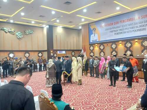 Walikota Pekanbaru, Agung Nugroho, melantik 27 pejabat eselon II di lingkungan Pemko Pekanbaru. (Foto: Dini Rahmadanti)
