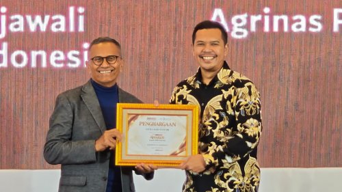 Founder Disway National Network Dahlan Iskan menyerahkan penghargaan Disway Awards 2026 ke Astra Agro (foto/ist)