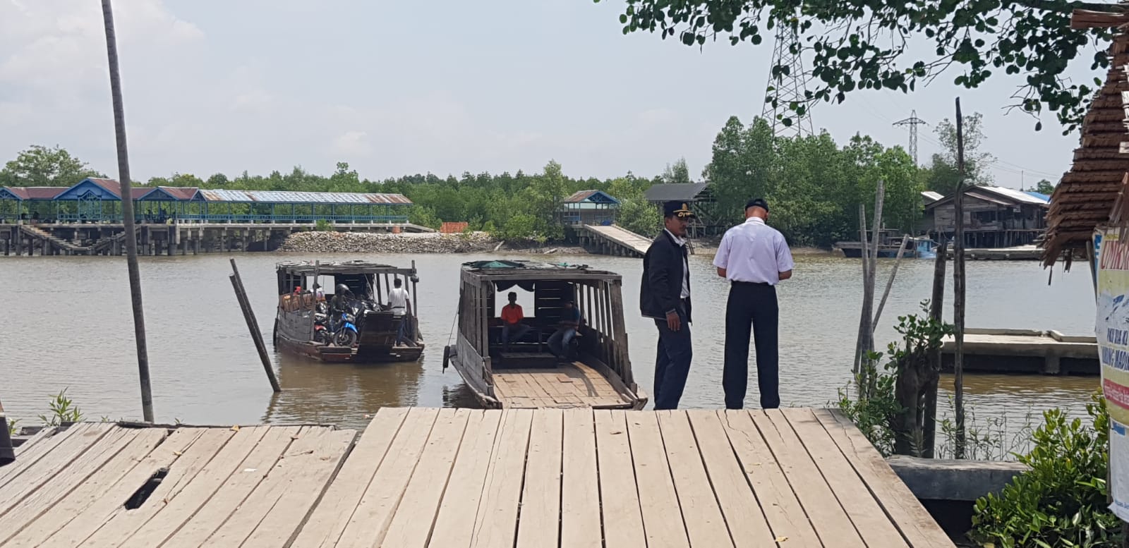 Kepala Dinas Perhubungan Kepulauan Meranti terlihat melakukan pengecekan terhadap transportasi tradisional, Kempang