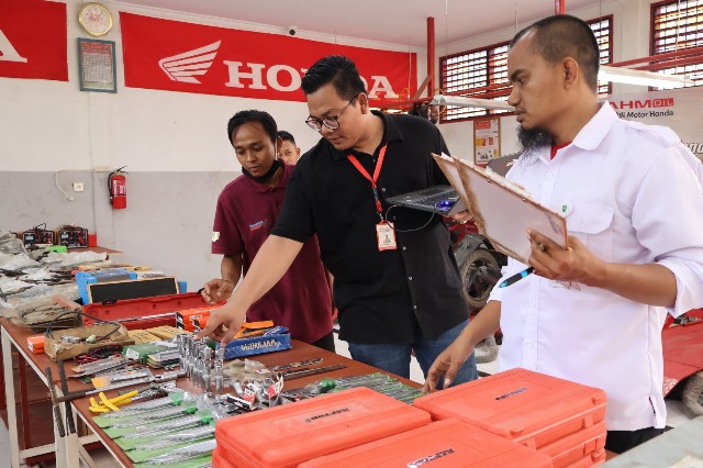 Assesment oleh Lahdi Pekbar selaku Vocational Officer PT CDN di salah satu SMK Binaan di Riau (foto/ist)