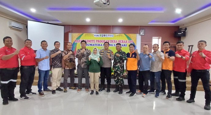 Peserta rapat komite desa bebas api melakukan poto bersama di aula Hotel Elite Tembilahan (foto/ist)