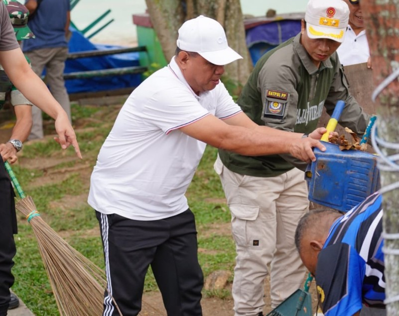 Ketua DPRD, Juprizal (baju putih) melaksanakan Goro di Tepian Narosa Teluk Kuantan (foto/ultra)