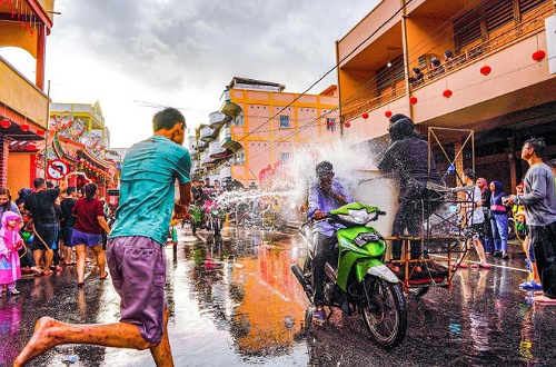 Festival Perang Air di Meranti.(foto: mcr)
