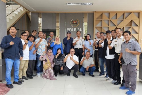 Kunjungan Kakan Imigrasi Siak ke Kantor PWI Riau.(foto: istimewa)