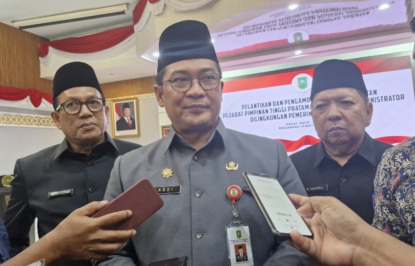 Sekda Riau Syahrial sampaikan jawaban gubernur di paripurna DPRD, sinergi pembangunan ditekankan (foto/int)