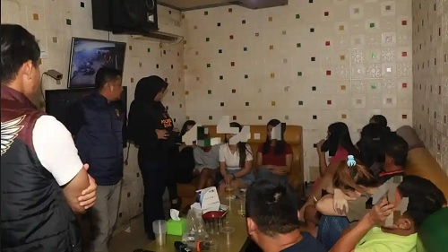 Polisi razia tempat karaoke di Perawang.(foto: tribunpekanbaru.com)