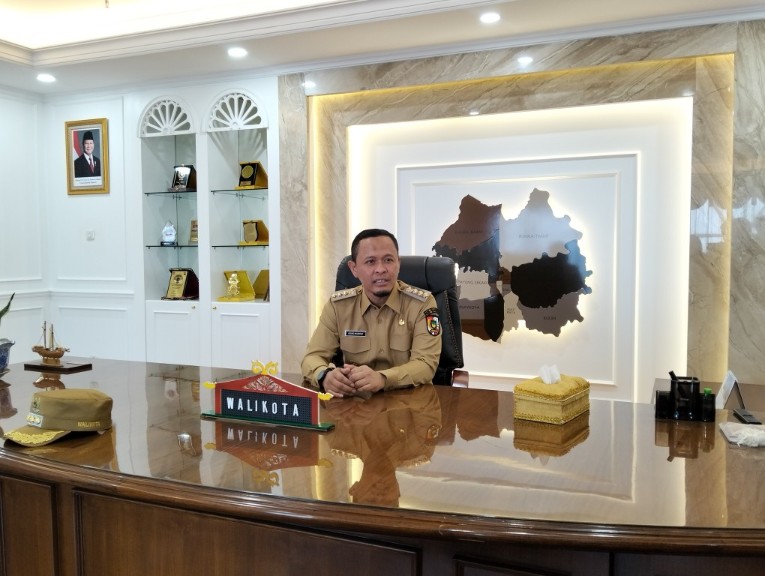 Walikota Pekanbaru, Agung Nugroho targetkan penutupan seribu lubang jalan secara serentak (foto/dini)