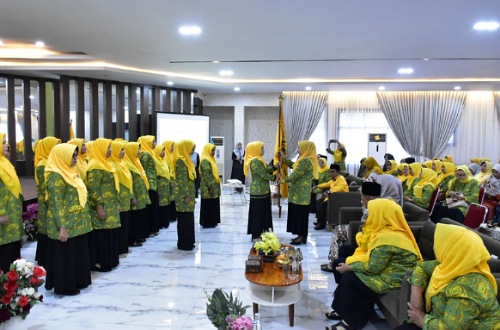 Momen Putri Varadina dilantik sebagai Ketua Pengajian Al-Hidayah Pekanbaru.(mimi/halloriau.com)