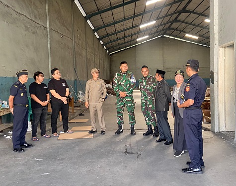 Komisi II DPRD Pekanbaru cek gudang rokok ilegal di Jalan Siak II (foto/mimi)