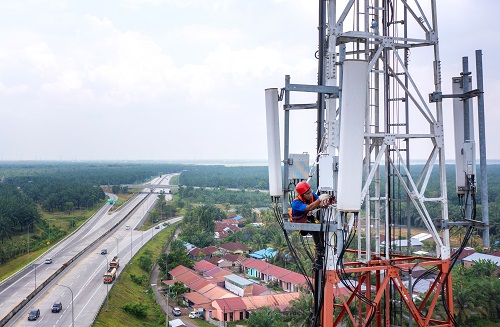 Teknisi sedang melakukan pemeliharaan BTS XLSMART yang berlokasi di sekitar tol Sumatera.(foto: istimewa)