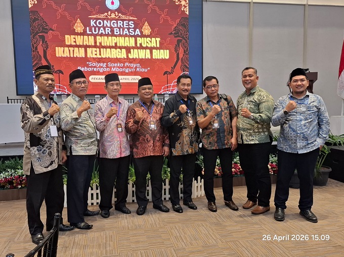 Foto bersama Ketua Umum IKJR Terpilih Drs. H. Kampriwoto dengan sejumlah tokoh IKJR