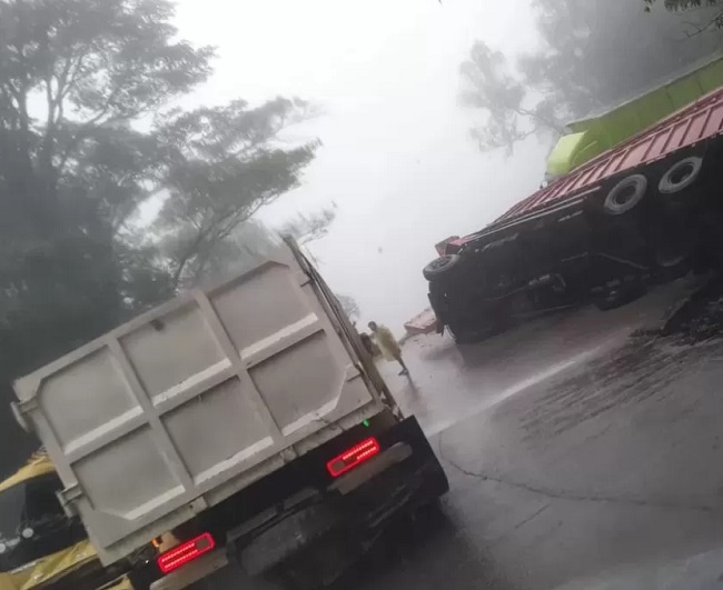 Tiga truk terlibat tabrakan beruntun di Kelok Banto, Lalu Lintas Padang–Solok macet.