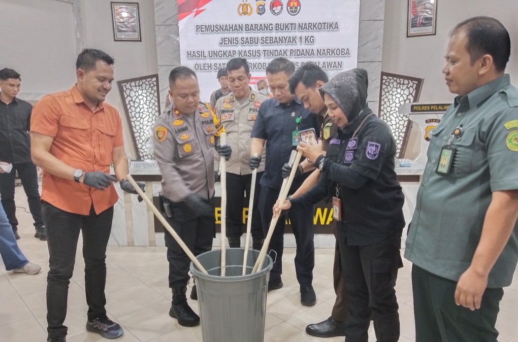 Pemusnahan barang bukti 1 Kg di Aula Teluk Meranti Mapolres Pelalawan (foto/Andy)