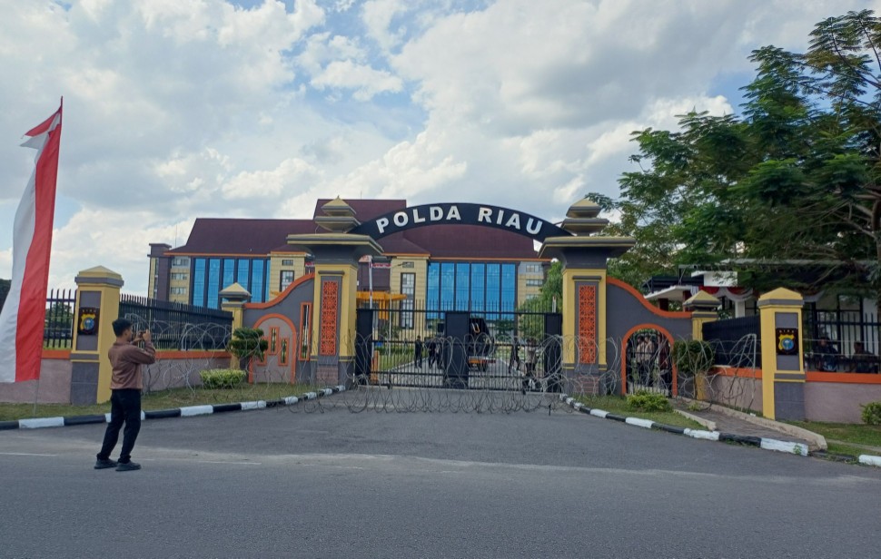 Jelang aksi mahasiswa Riau, Polda Riau pasang pagar kawat berduri (foto/naldi)