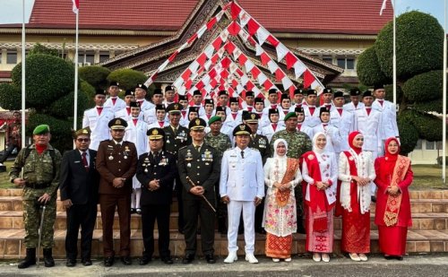 Wabup Pelalawan, Husni Tamrin pimpin upacara penurunan bendera HUT ke-81 RI (foto/Andy)